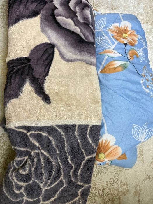 Продаются два одеяла и один пододеяльник