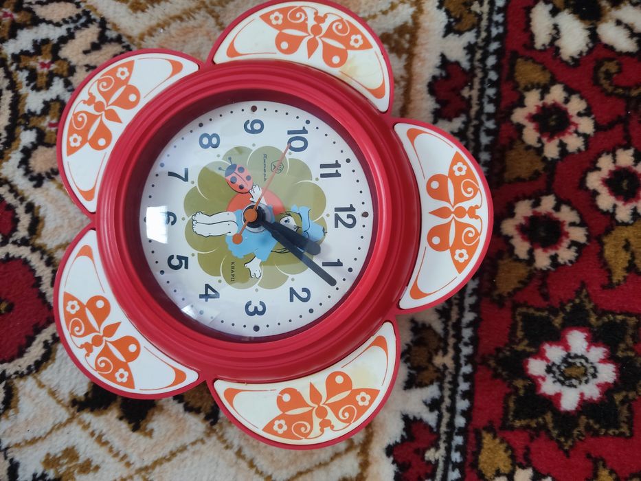 Продам новые настенные часы.