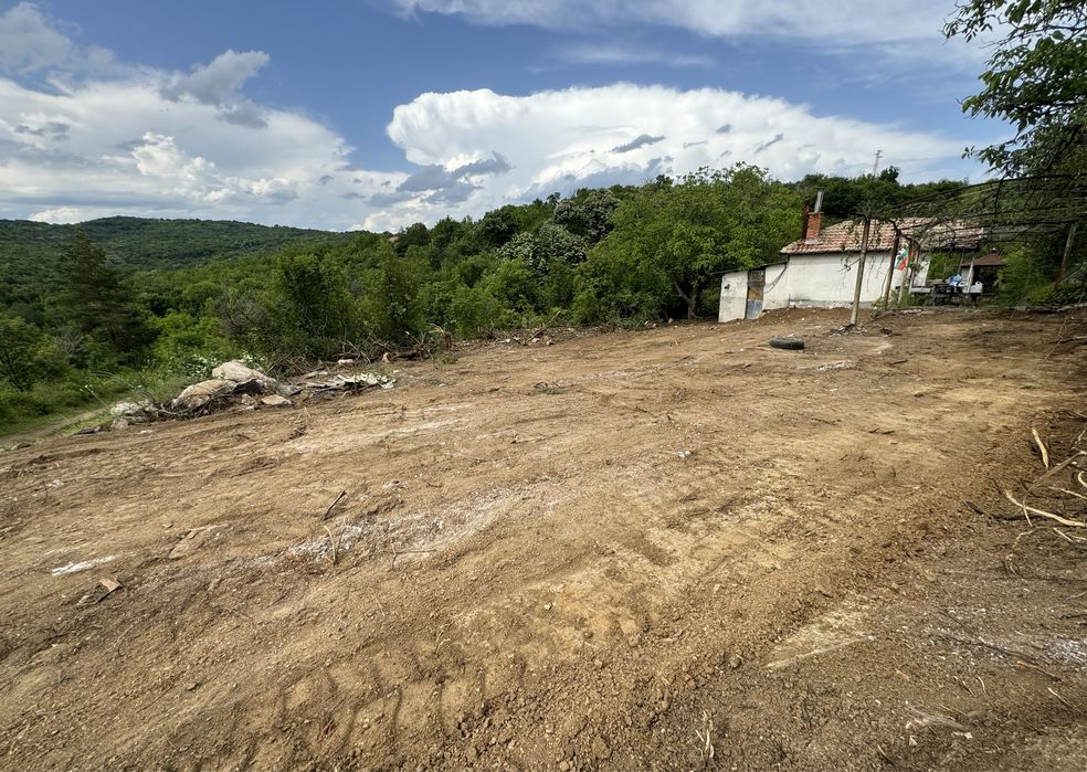Просторен парцел с къща в землището на село Люляк с ток и вода