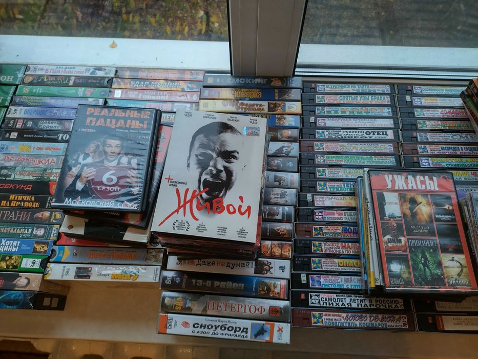 Легендарные фильмы на видеокассетах