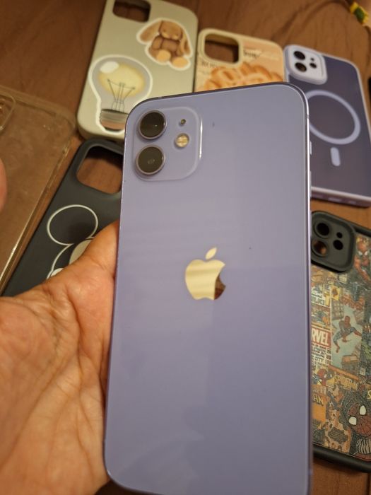 iPhone 12 в отлично състояние и 10 калъфа към него