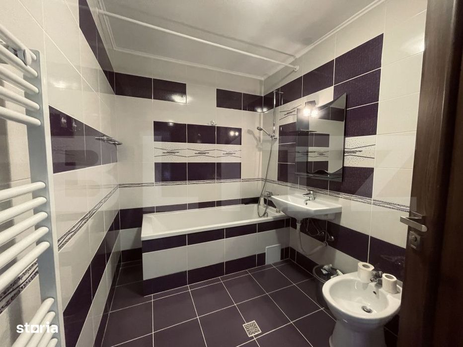 Apartament cu 3 camere, 72 mp, cu parcare, in zona Eroilor.