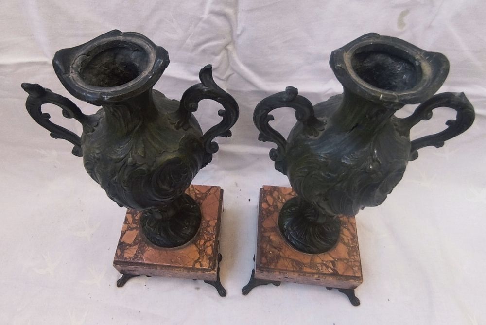 Pereche vaze vechi decorative din antimoniu, pentru colectionari.