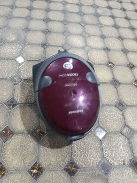 Пылесос марка samsung1800. Состояние хорошее. 
Рабатает нормал