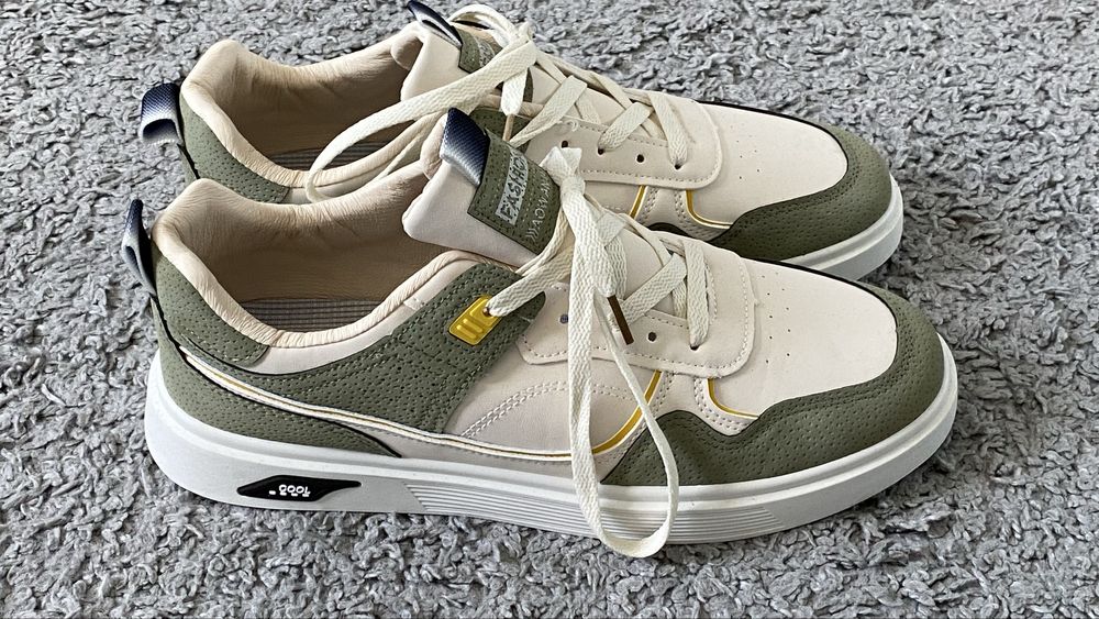 Повседневные кроссовки