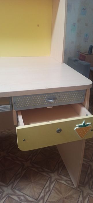 Компьютерный стол с ящиками