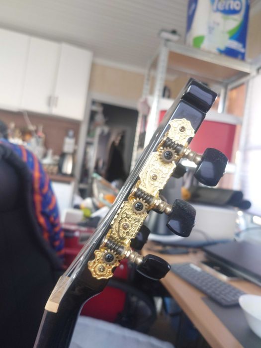 Акустична Китара Ibanez с колан, презареждаща 9 волтова батерия и колан Fender