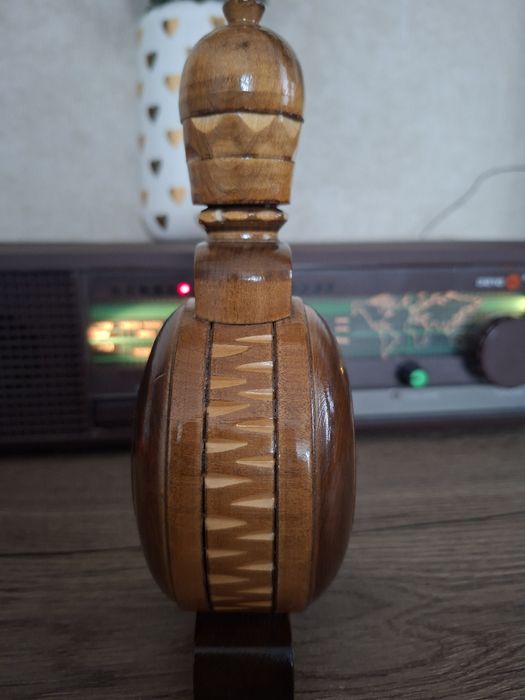 Plosca veche din lemn.  Stare impecabilă. Capacitate mica.