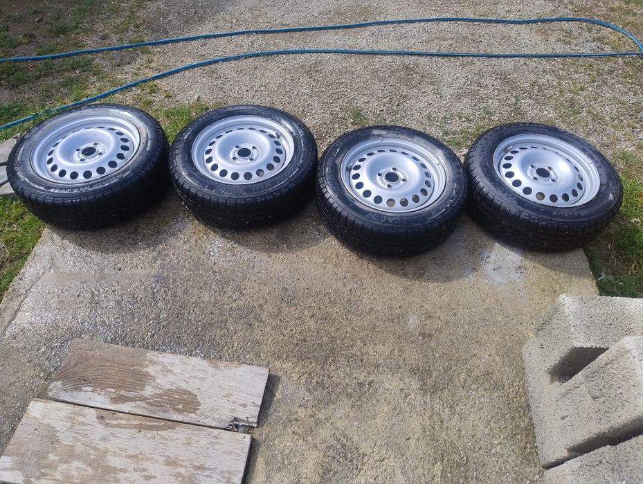 Vand jante de tablă și cauciucuri de iarnă folosite, o singură iarnă