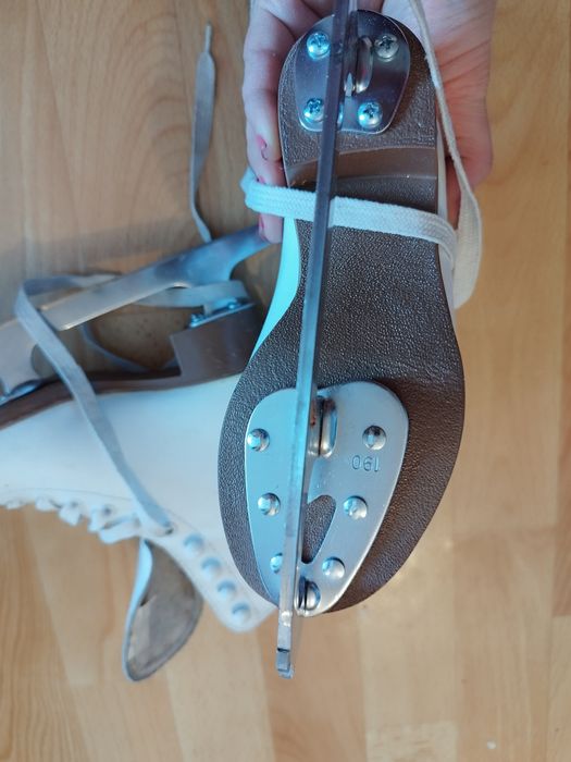 Коньки, детские белые