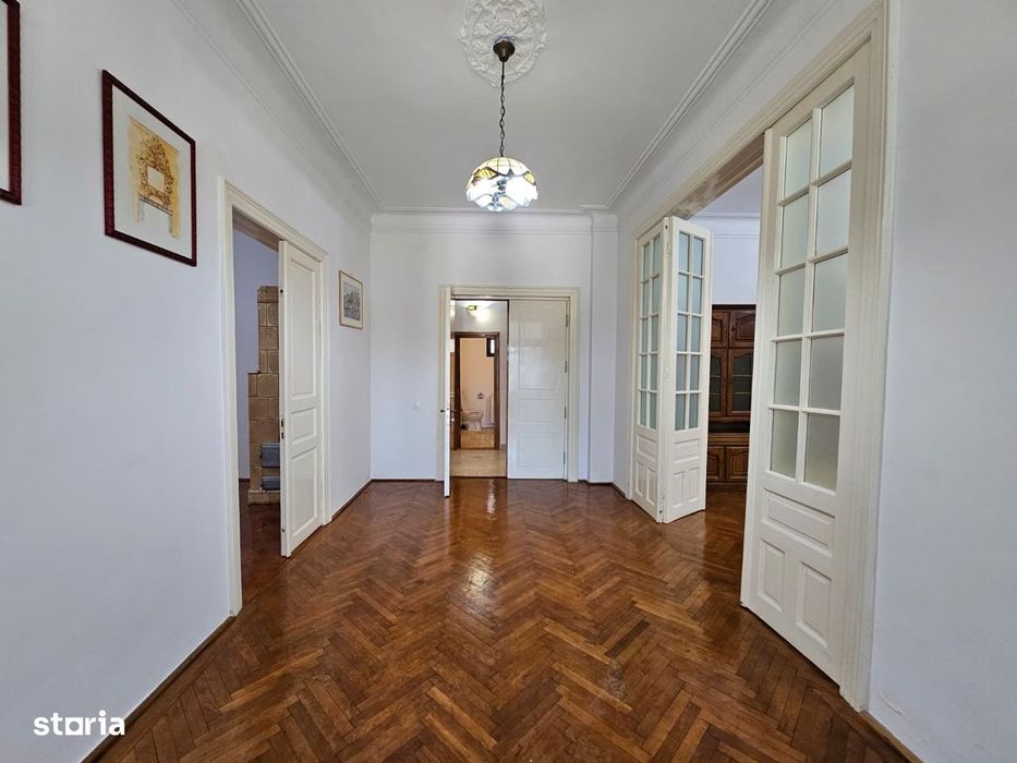 Casa eleganta cu tavane inalte si gradina superba