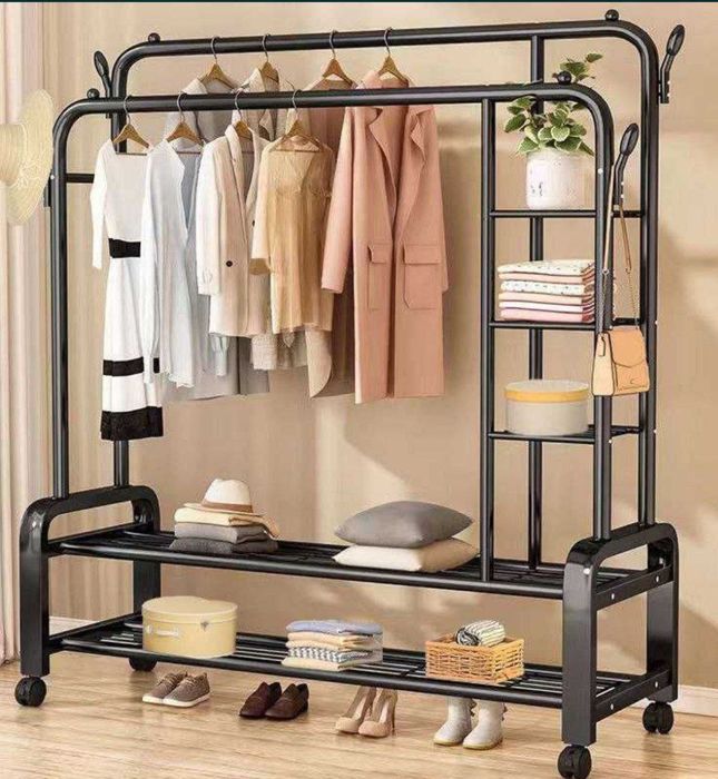 Металлическая вешалка для одежды