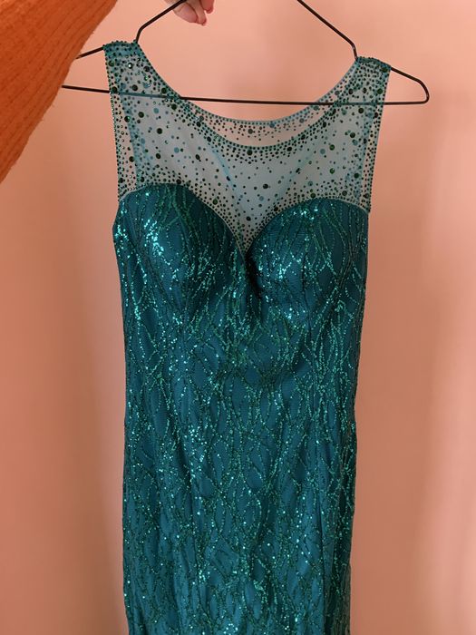 Официална зелена рокля с пайети