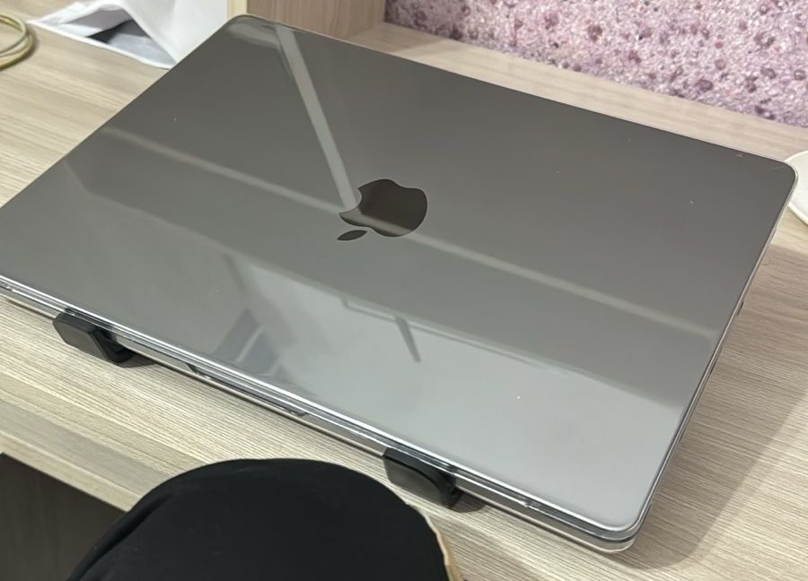 Mac book pro 14. 512gb 16 gb