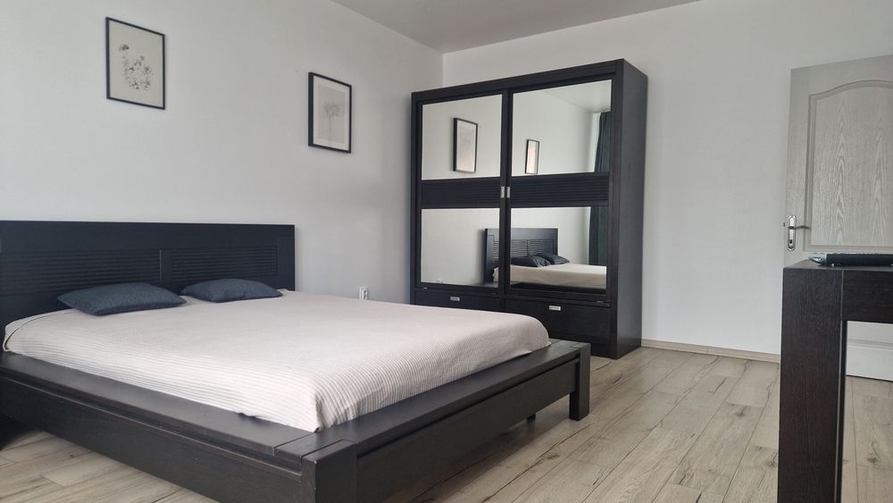 Închiriez apartament 2 camere- cu parcare Cntru