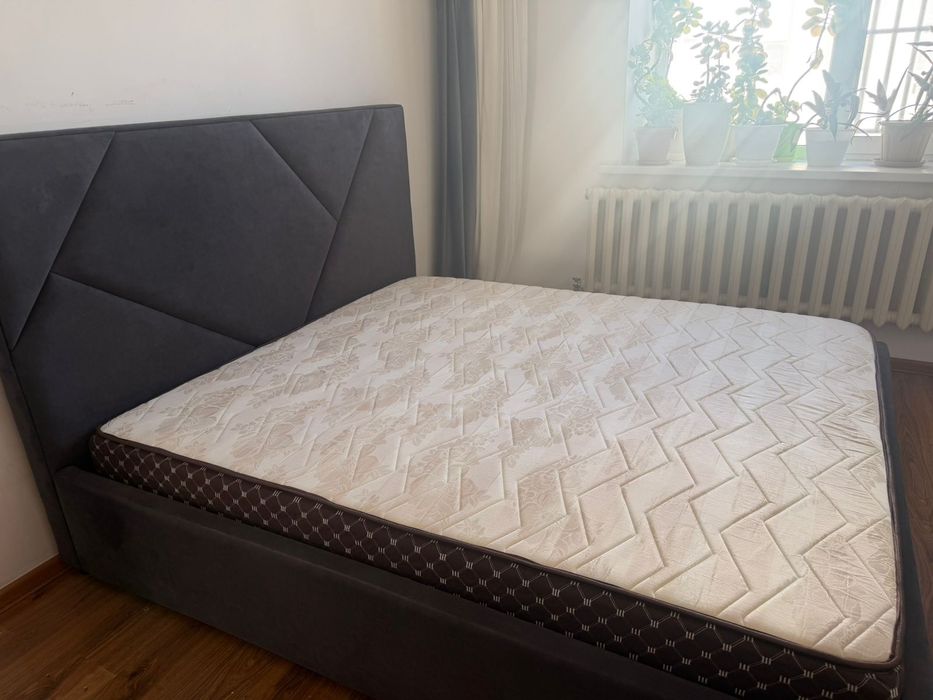 Продам кровать 180*200, с матрасом.