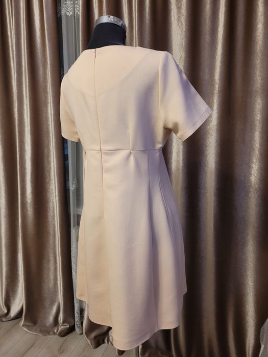 Платье для стройной девушки с тонкой талией.