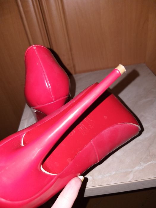 Продам красные лаковые туфли...