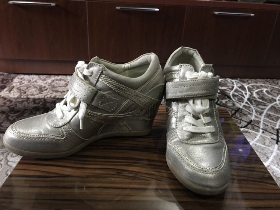 Продам женские сникерсы.абослютно новые