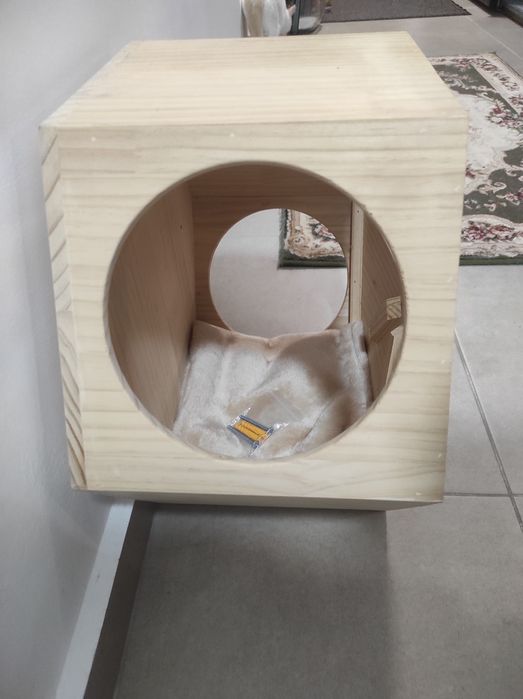 Suspended Wall-House for Cats