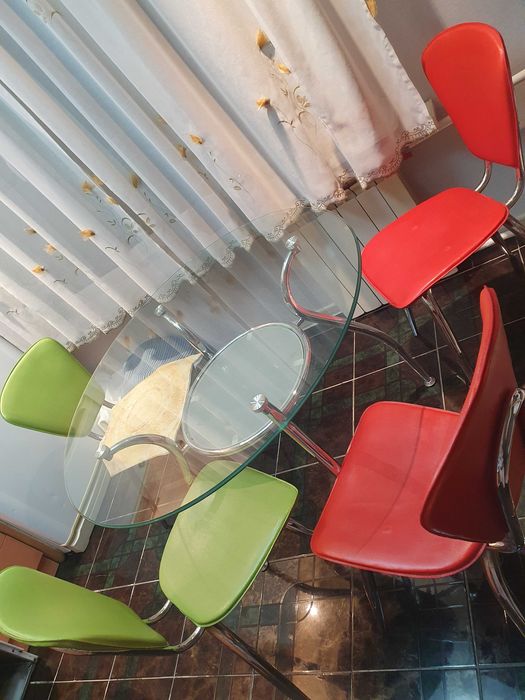 Продам кухонный стол + 4 стула