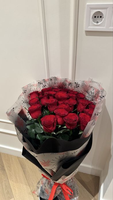 Красные розы 25 штук
