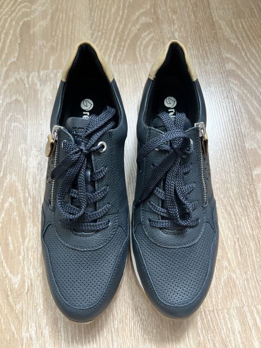 Продам женские кроссовки 42 размера