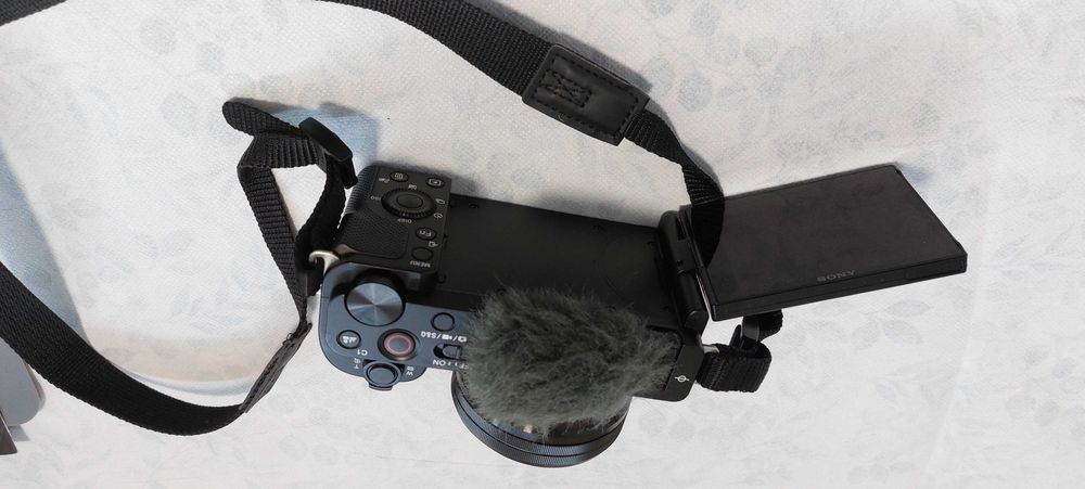 SONY ZV -E10 4k видео и фото камера в оригиналната си опаковка