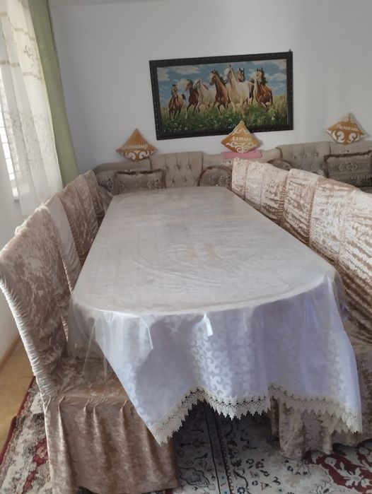 Гостиный стол и 12 стульев