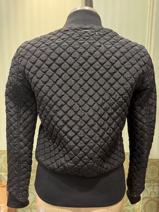 Guess яке с пайети