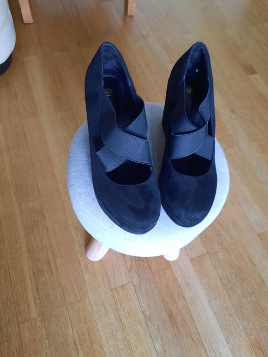 Pantofi negri noi cu platforma 38