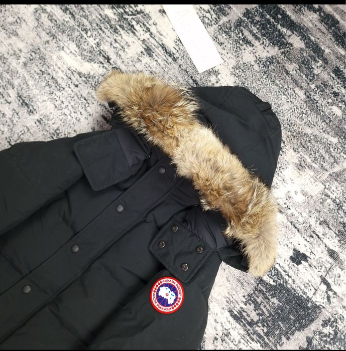 Geacă tip parka Canada Goose – de iarnă, cu glugă și blană