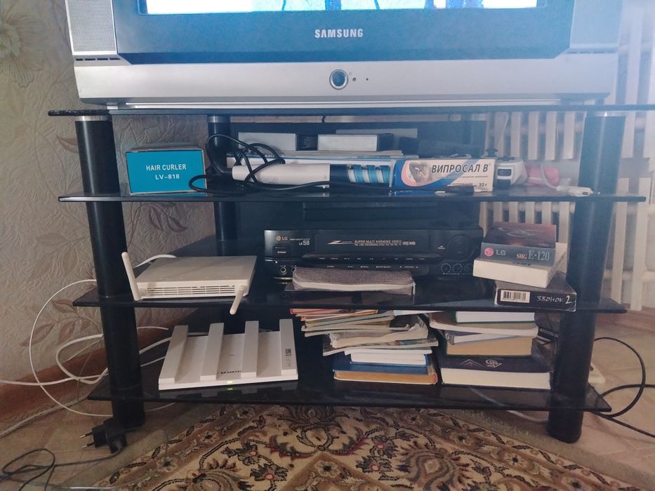 Продам TB с потставкой