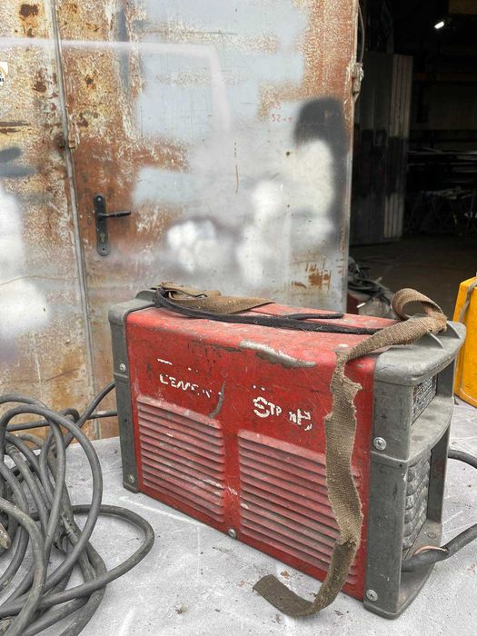 Продавам инверторен електрожен STRUNA