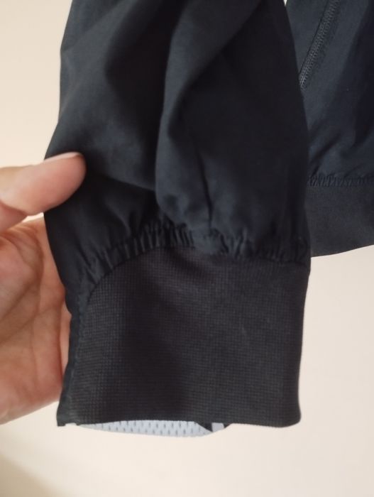 Geacă sport Hummel de culoare neagră-mărimea M