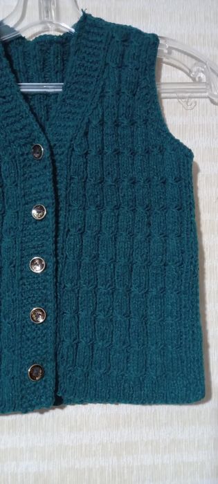Самовязанная детская жилетка,
