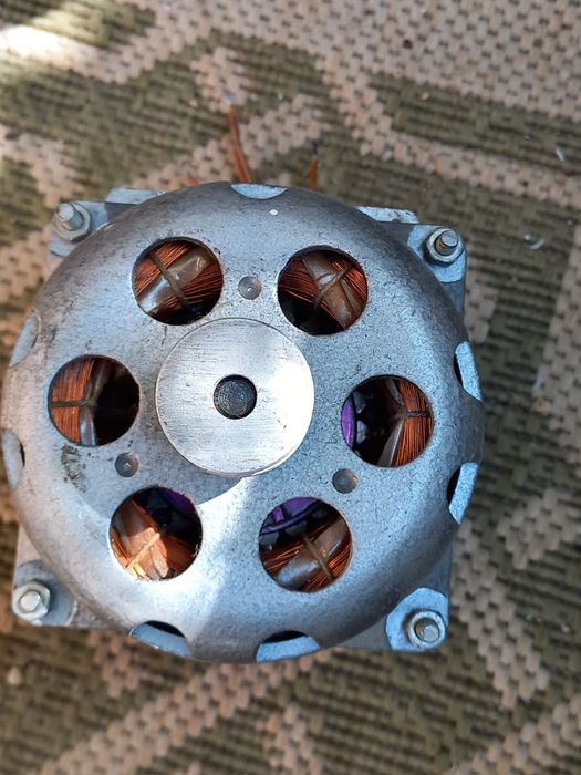 Продам асихронный двигатель  на 220/380В