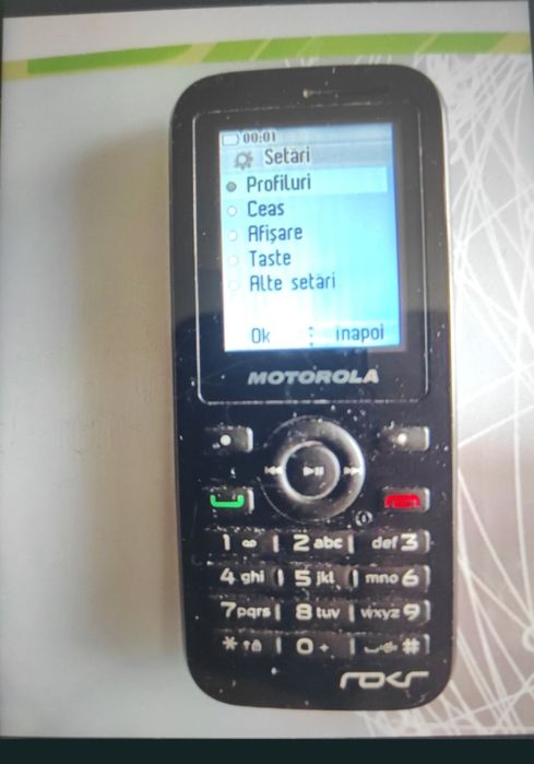 Telefon Motorola cu taste și camera, mic, compact, robust, foarte practic.
