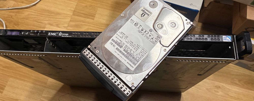 Iomega StorCenter px4-300r - NAS cu 4×1 TB hdd Hitachi – funcțional