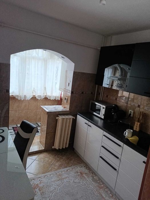 Inchiriez pe termen lung apartament 3 camere- 1 Mai, strada Stefan Berceanu