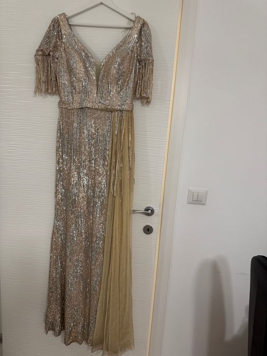 Rochie lungă elegantă aurie cu paiete și franjuri