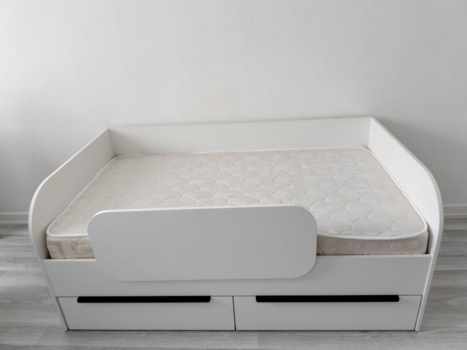 Рабочий стол и кровать