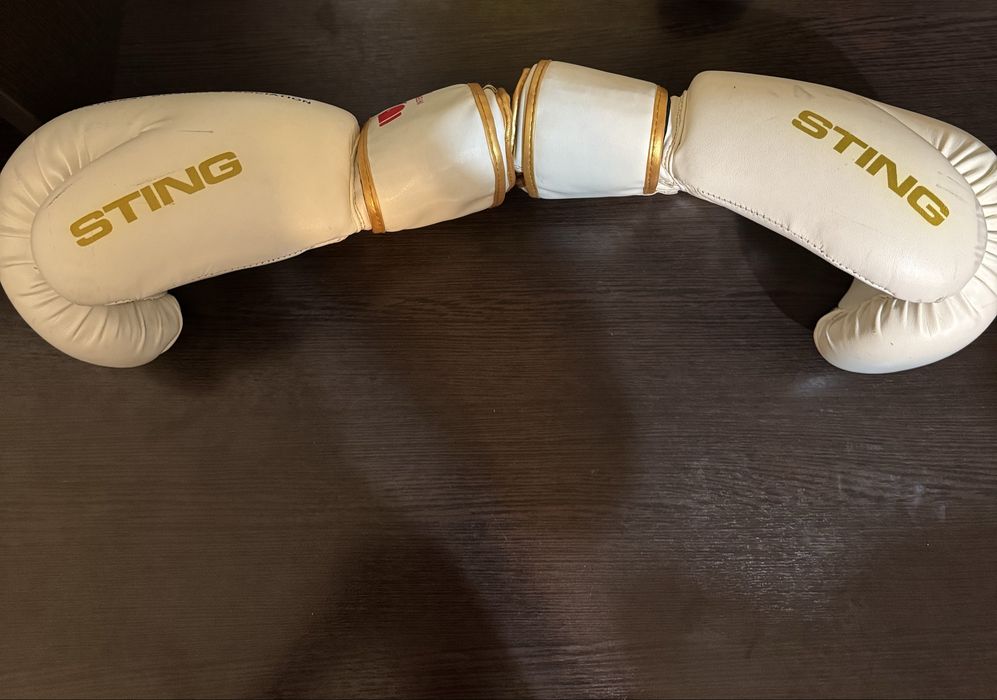 Перчатки STING IBA 10унц + бинты ADIDAS