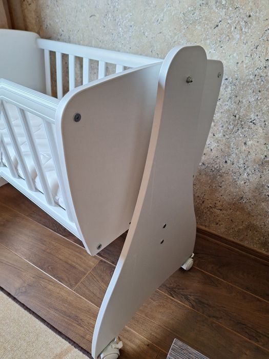 Бебешка кошара + матрак + чаршафи и музикална играчка