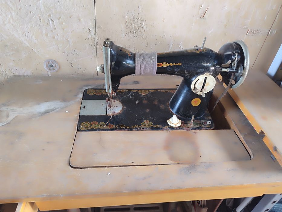 Швейную машинку продам.