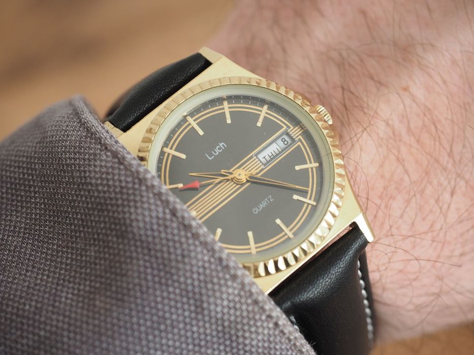 Ceas sovietic cu quartz Luch, curea nouă, cutie