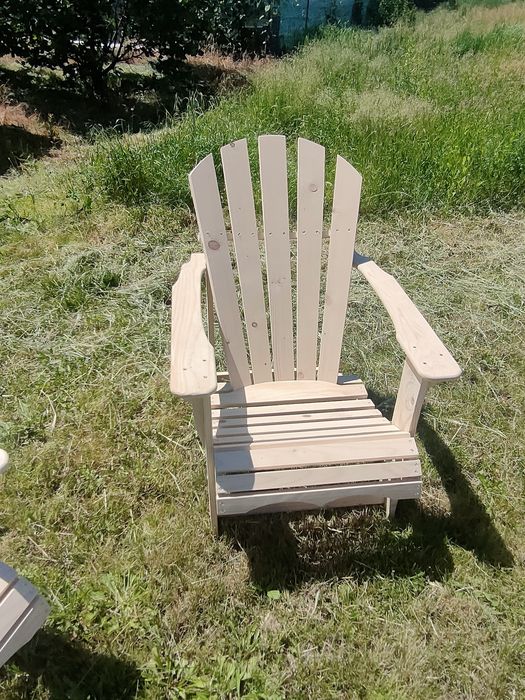 Scaune de grădină model Adirondack.