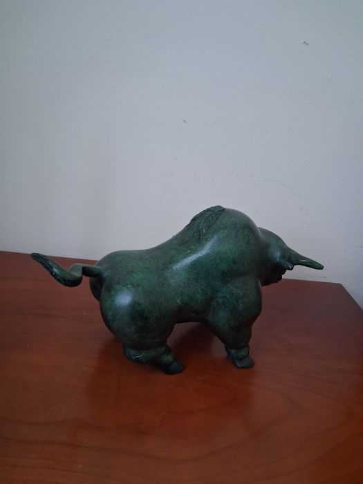 Две статуетки  бик  бронз и  гола фигура месинг