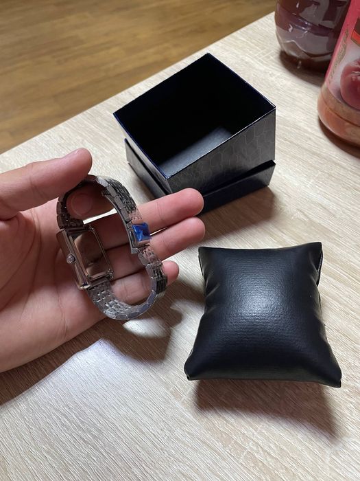 Новые часы в4 час по одной цене все работает отлично работает дата п