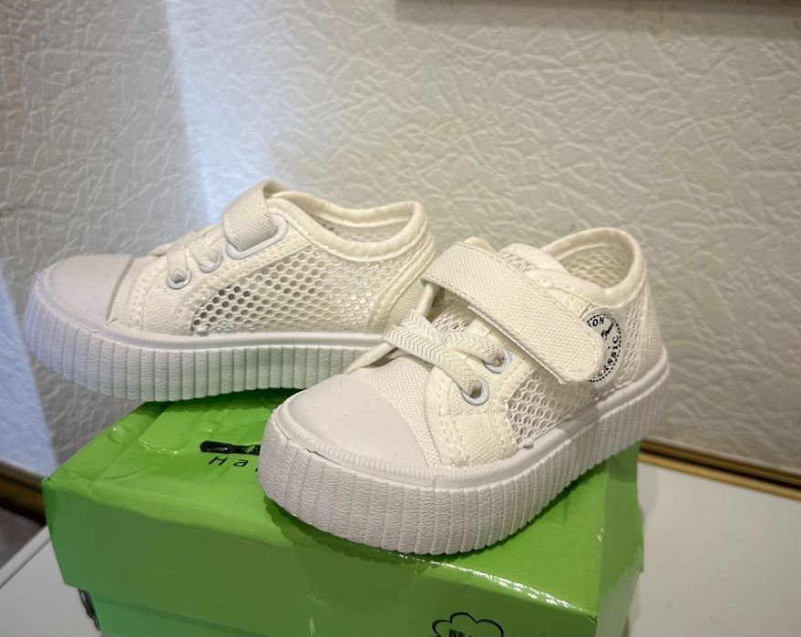 Детские белые кроссовки